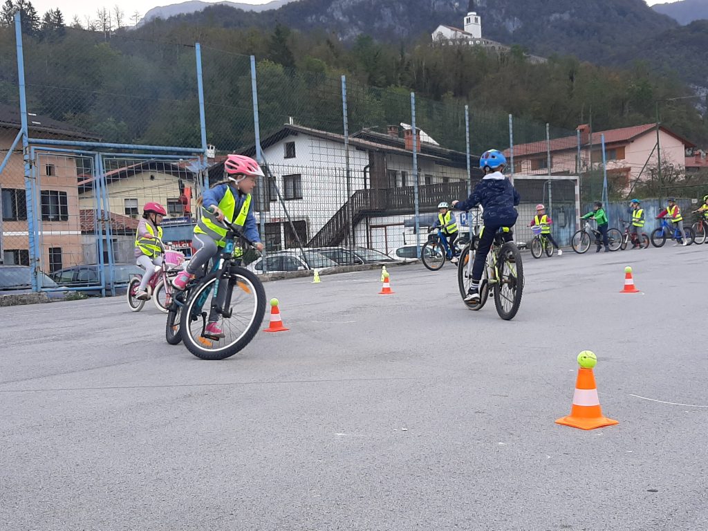 10.10. 2022 smo končno uspeli organizirati dan mobilnosti za vse učence od prvega do petega razreda. Vključene so bile tudi podružnične šole, saj je za prevoze poskrbel Posoški razvojni center. Slednji je financiral tudi predstavo, ki so si jo šolarji na ta dan ogledali v kobariškem kulturnem domu. Skratka bilo je pestro, intenzivno ter zabavno.